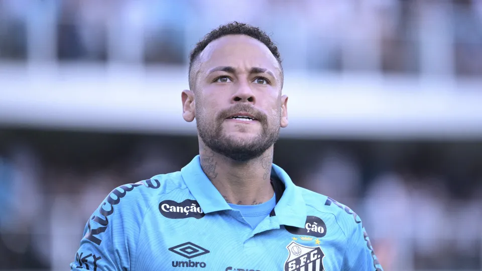 Neymar dá entrevista 'em família' e lamenta exposição